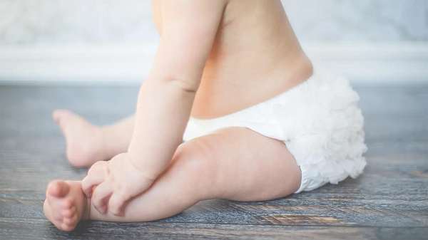 Los bebés con AME sintomática alcanzan hitos con la terapia génica